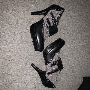 Heel pumps black and gray size 5.5 like new.